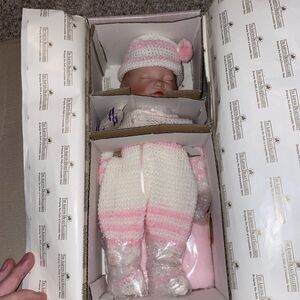 Ashton-Drake Galleries Beautiful New Born Miracle Of Life Collection new in box